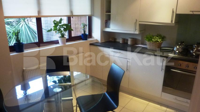 			NEW INSTRUCTION, 3 Bedroom, 1 bath, 1 reception Flat			 Barnsbury Grove, ISLINGTON/BARNSBURY